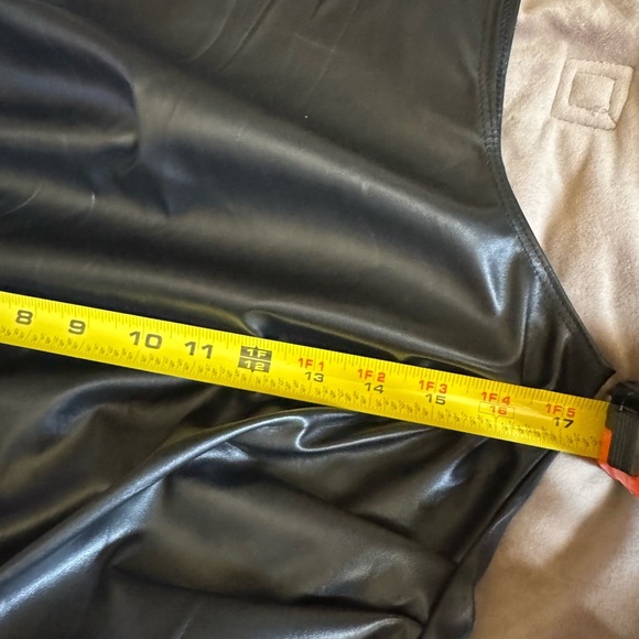 Sleek Black Sleeveless Top - Picture 4 of 5